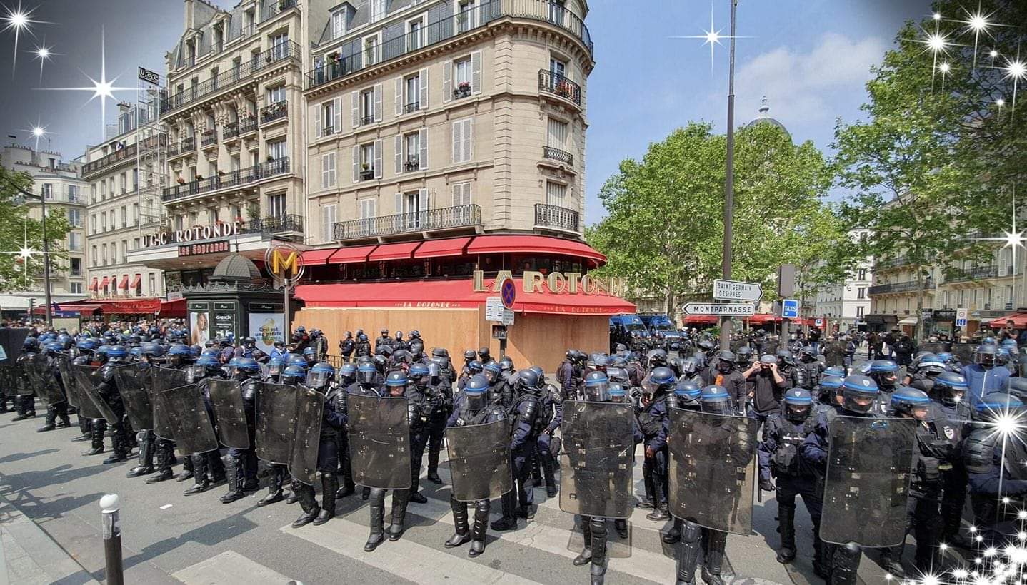 plusieurs rangs de crs pour proteger le restaurant la Rotonde à Paris plusieurs rangs de crs pour proteger le restaurant la Rotonde à Paris