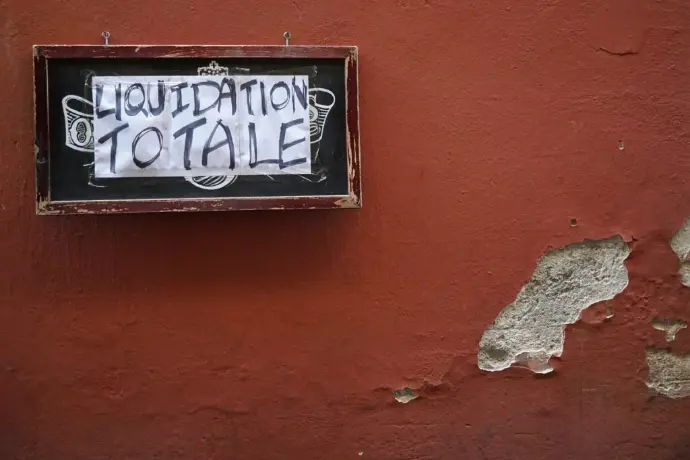 vieux cadre rectangualire avec une feulle collé dessous ou est marqué "liquidation totale" sur un mur de couleur rouge avec des loques d'usures eclatées vieux cadre rectangualire avec une feulle collé dessous ou est marqué "liquidation totale" sur un mur de couleur rouge avec des loques d'usures eclatées